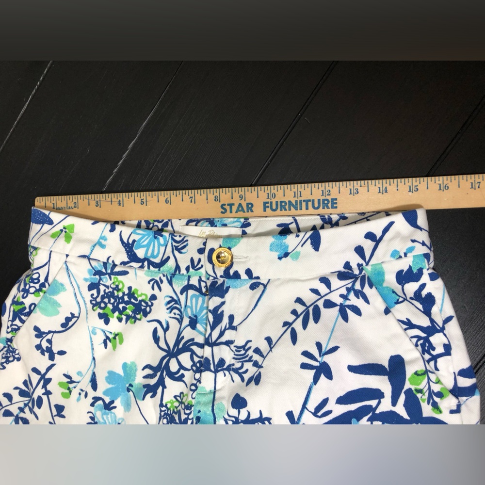 NWOT. Lilly Pulitzer White Shorts with Blue & Green Floral Scallop Hem - Picture 6 of 9